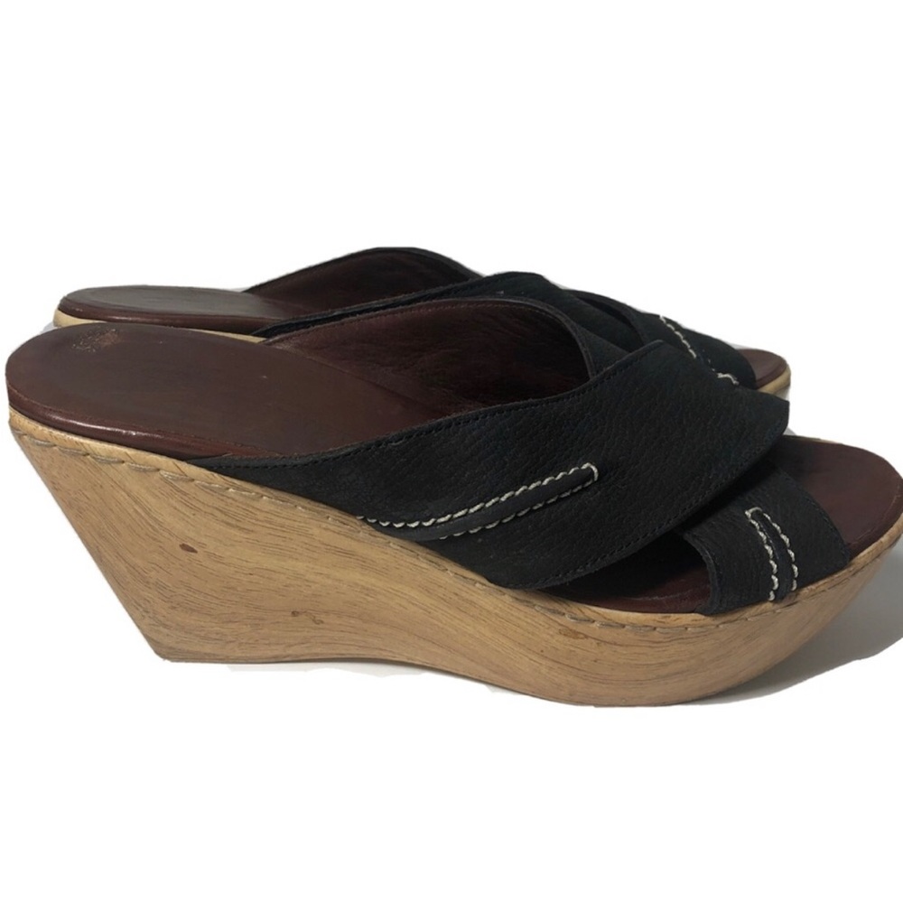 Tapeet Vicini leather wedge sandals. Size 8.